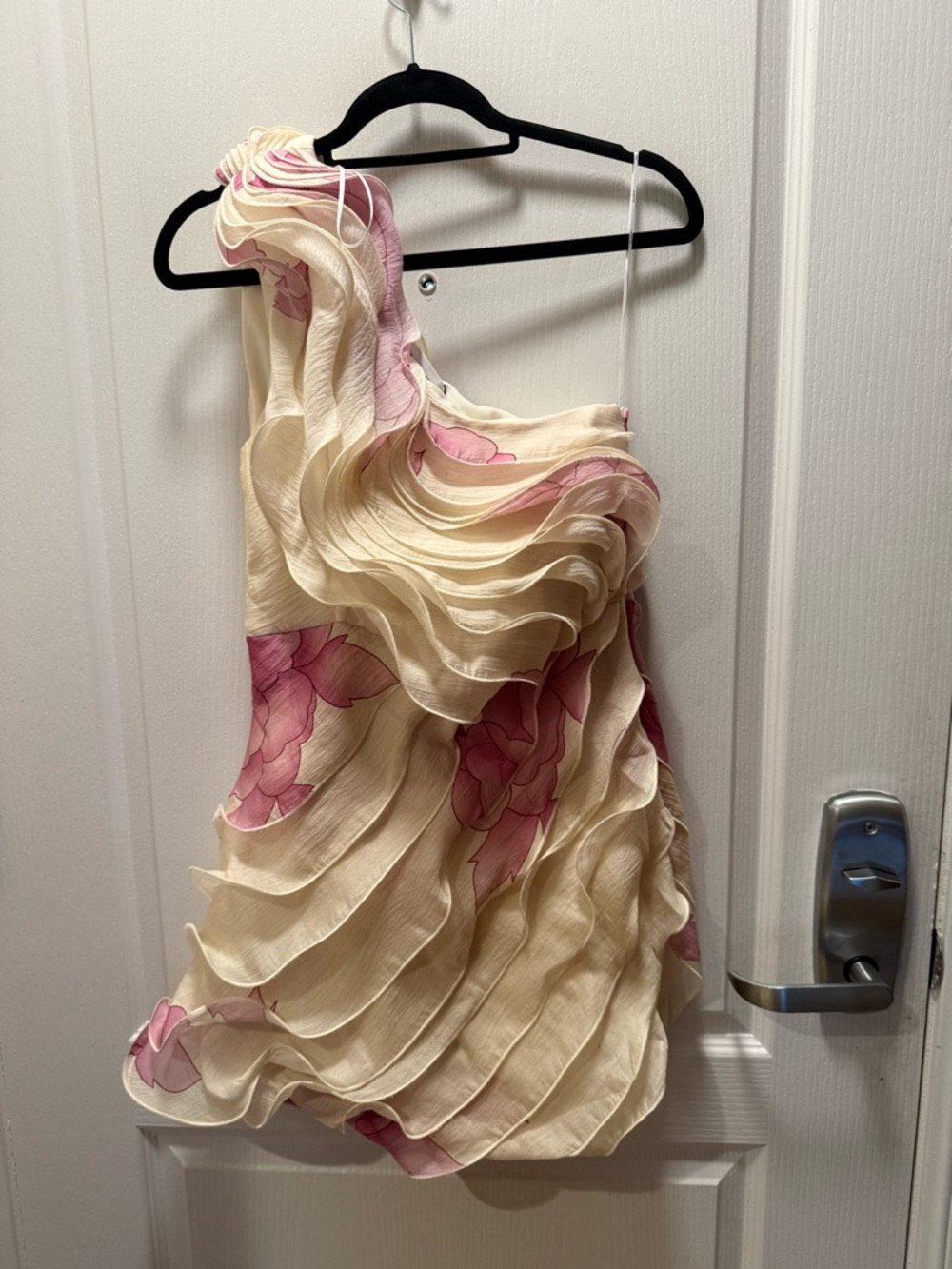 Elliatt Rova One Shoulder Mini Dress in Cream & Pink Floral  Size S NWT - Picture 6 of 9